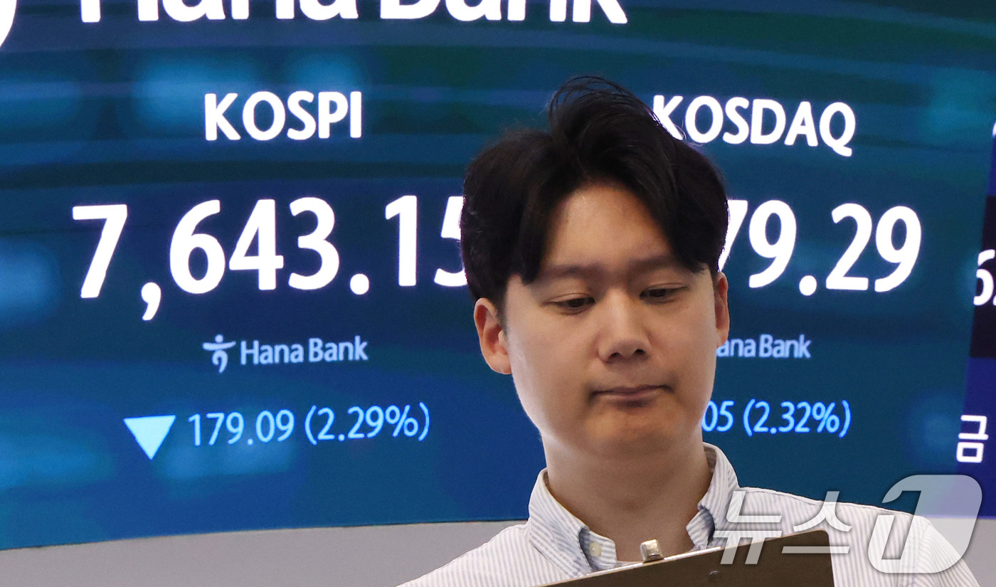 (서울=뉴스1) 임세영 기자 = 12일 오후 서울 중구 하나은행 본점 딜링룸 전광판에 코스피 지수 등 종가가 표시되고 있다.이날 코스피는 전 거래일 대비 179.09포인트(2.29 …