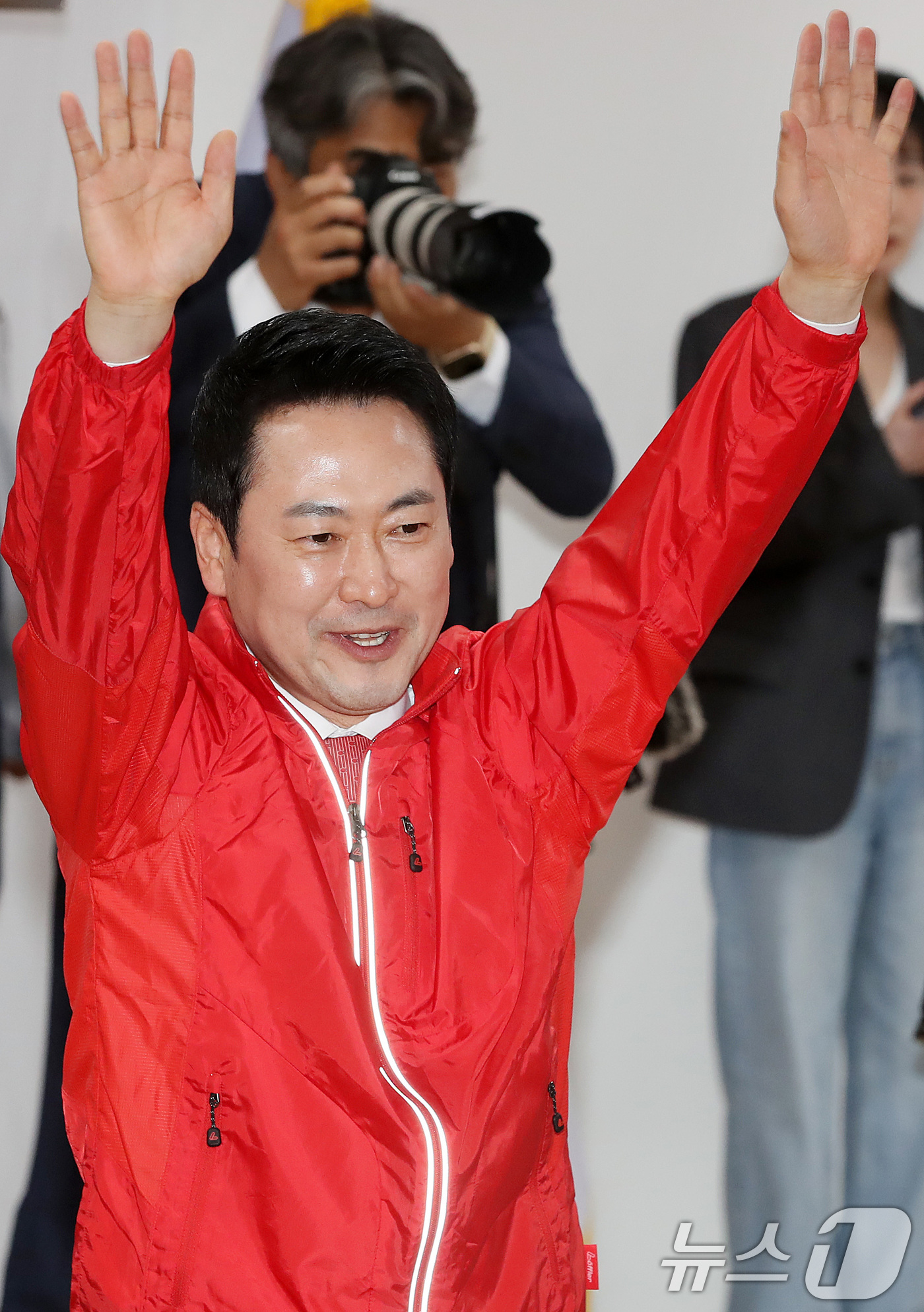 (대구=뉴스1) 공정식 기자 = 장동혁 국민의힘 대표가 12일 오후 대구 수성구 국민의힘 당사에서 열린 경북도당 선거대책위원회 발대식에 참석해 손을 흔들며 인사하고 있다. 2026 …