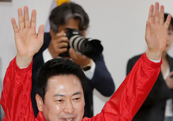 손 흔드는 장동혁