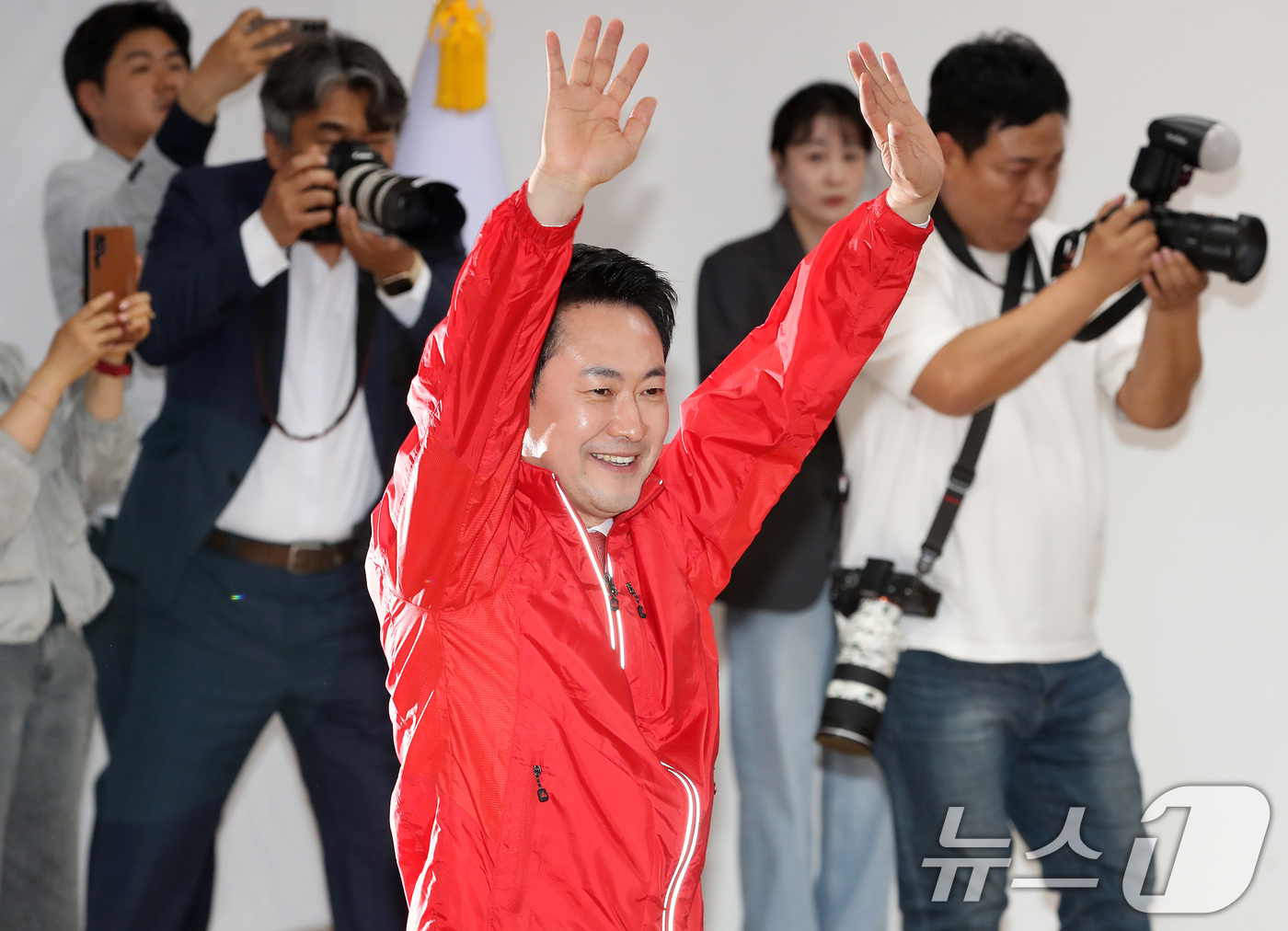 (대구=뉴스1) 공정식 기자 = 장동혁 국민의힘 대표가 12일 오후 대구 수성구 국민의힘 당사에서 열린 경북도당 선거대책위원회 발대식에 참석해 손을 흔들며 인사하고 있다. 2026 …