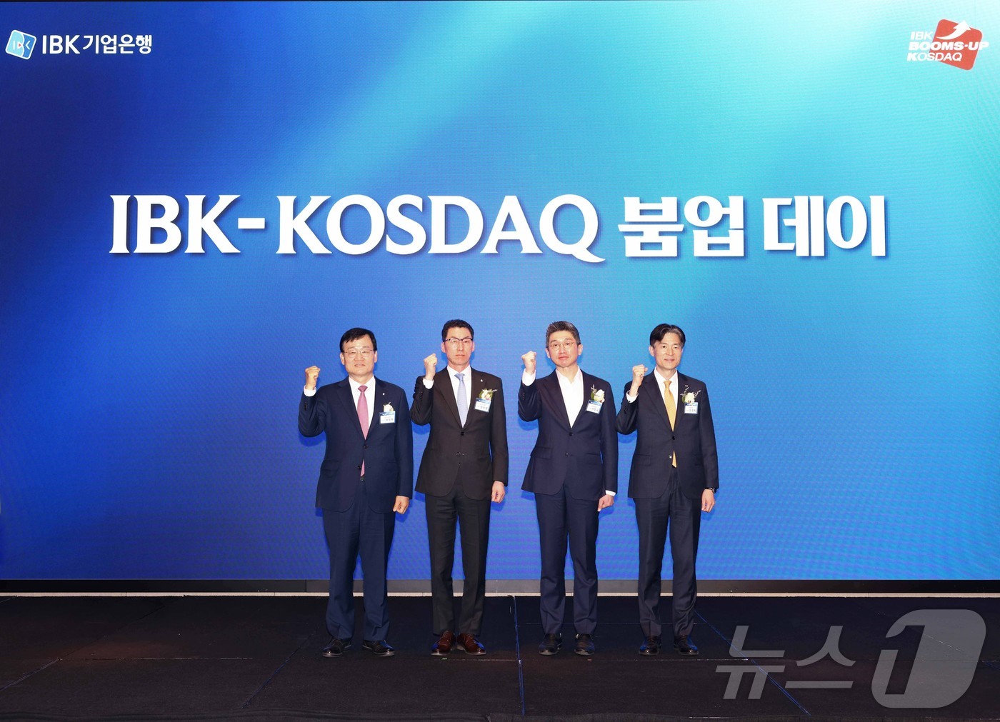 (서울=뉴스1) = 장민영 IBK기업은행장이 12일 서울 여의도 콘래드호텔에서 열린 IBK 코스닥 붐업 데이에서 참석자들과 기념 촬영을 하고 있다. 왼쪽부터 서정학 IBK투자증권 …