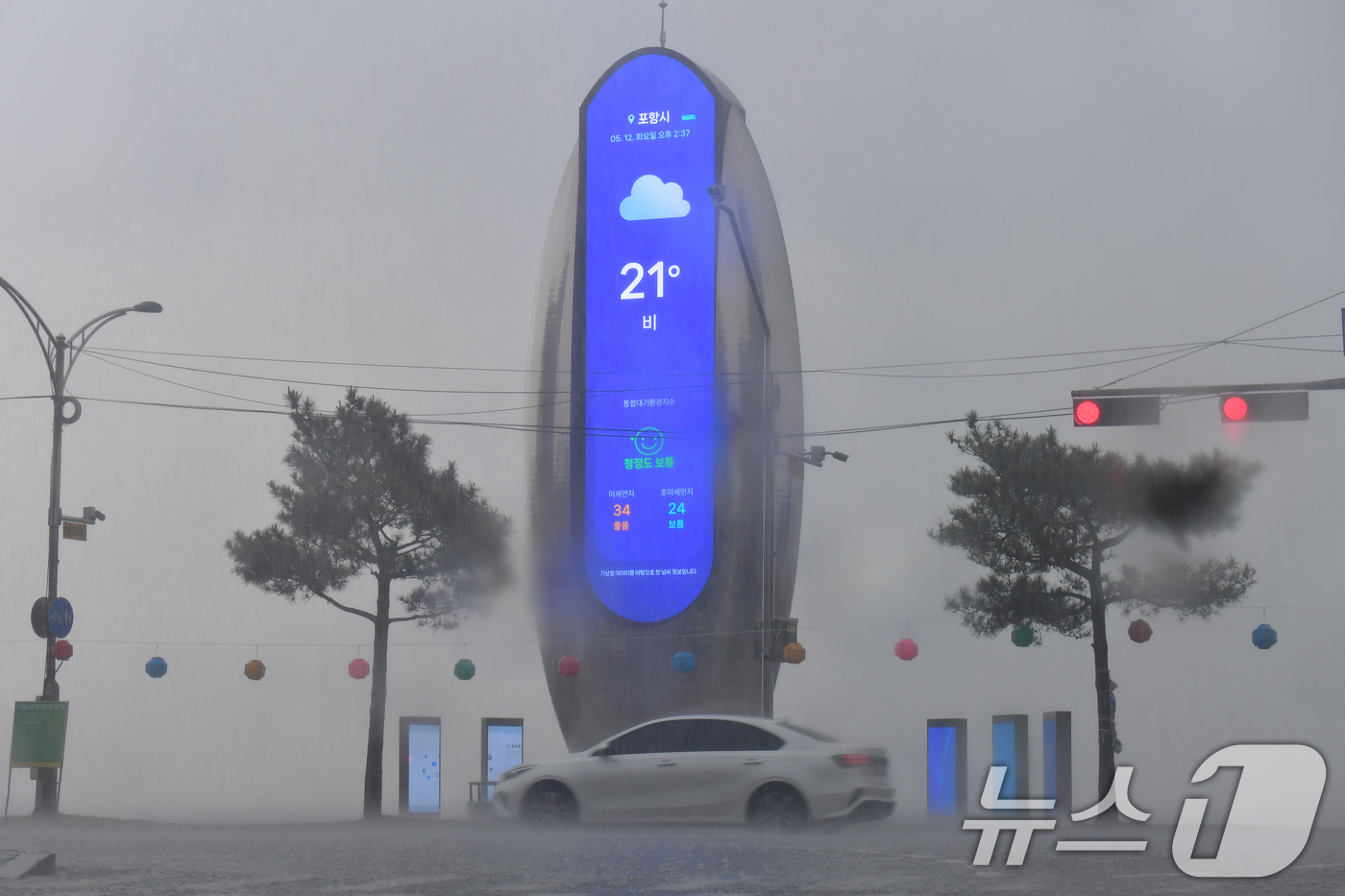 (포항=뉴스1) 최창호 기자 = 12일 오후 경북 포항시 북구 영일대해수욕장 주변으로 국지성 호우가 쏟아지고 있다. 2026.5.12/뉴스1