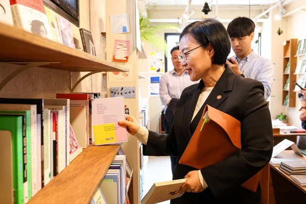 "사람을 모으고 이어주는 것이 핵심"…중기부 한성숙표 지역상권 해법