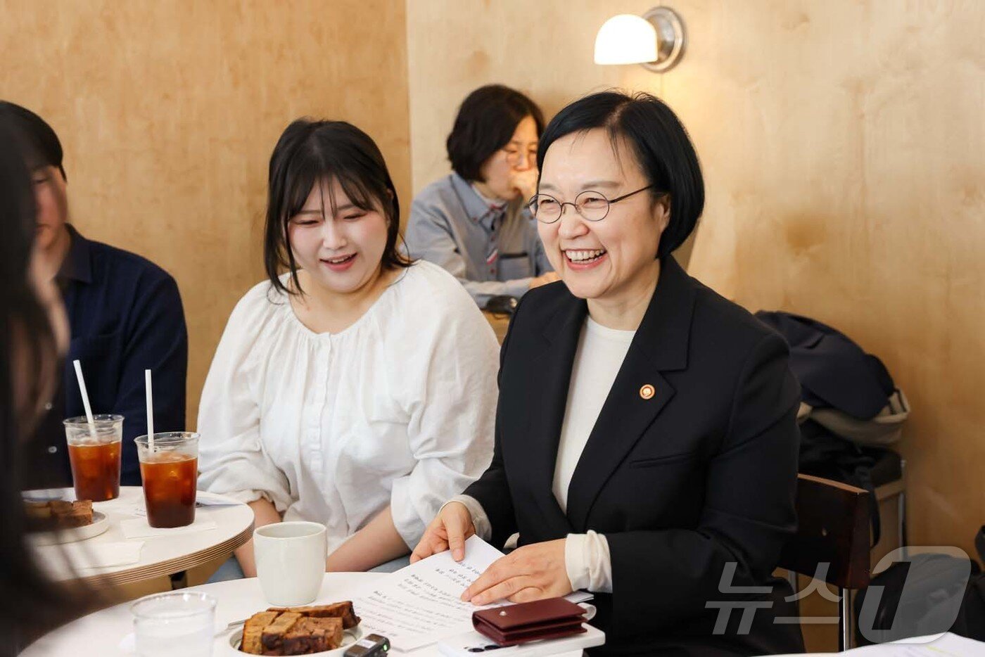 본문 이미지 - 한성숙 중소벤처기업부 장관이 12일 서울 마포구 에프이에이티에서 열린 여성·청년 소상공인 출산·육아 관련 간담회에 참석하고 있다. (중소벤처기업부 제공. 재판매 및 DB 금지) 2026.5.12 ⓒ 뉴스1