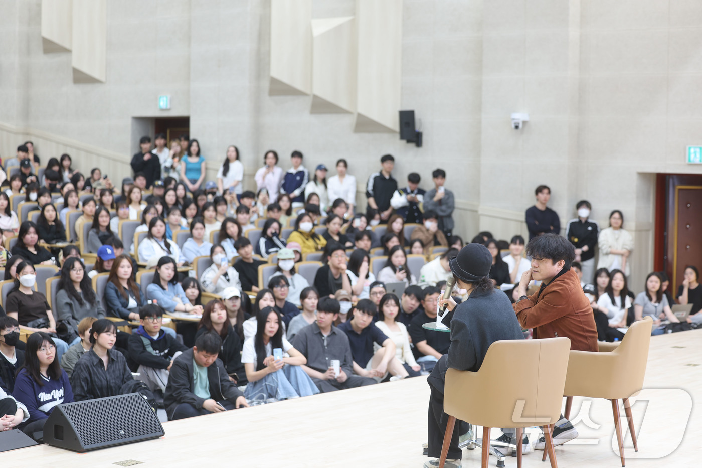 (광주=뉴스1) 조수민 수습기자 = 12일 오후 광주 북구 전남대학교 용지관 컨벤션홀에서 열린 5·18연구소 창립 30주년 기념 특별 강연에서 민희진 오케이레코즈 대표가 강연하고 …