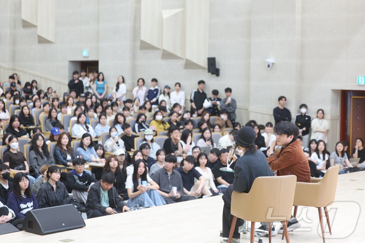 본문 이미지 - 12일 오후 광주 북구 전남대학교 용지관 컨벤션홀에서 열린 5·18연구소 창립 30주년 기념 특별 강연에서 민희진 오케이레코즈 대표가 강연하고 있다. 2026.5.12 ⓒ 뉴스1 조수민 수습기자