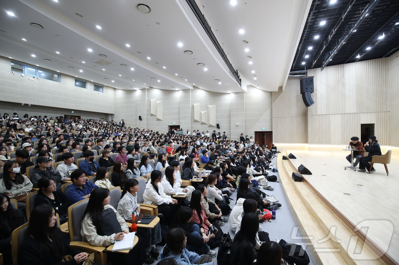 (광주=뉴스1) 조수민 수습기자 = 12일 오후 광주 북구 전남대학교 용지관 컨벤션홀에서 열린 5·18연구소 창립 30주년 기념 특별 강연에서 민희진 오케이레코즈 대표가 주제로 강 …