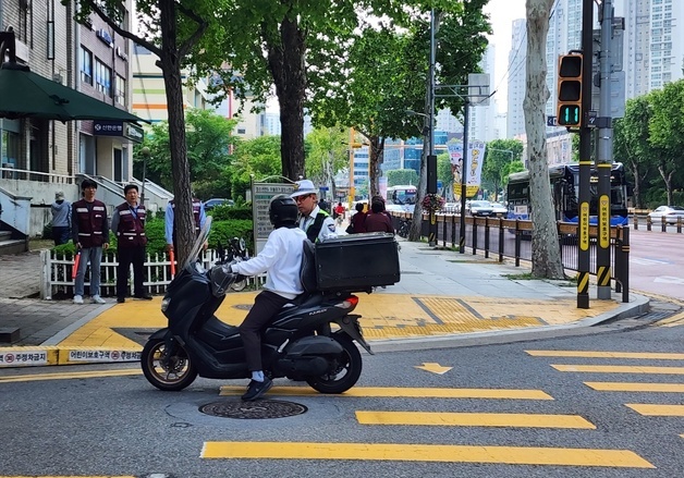 "학교 앞인데 안 멈춰요"…스쿨존 하굣길 단속에 곳곳 '적발'