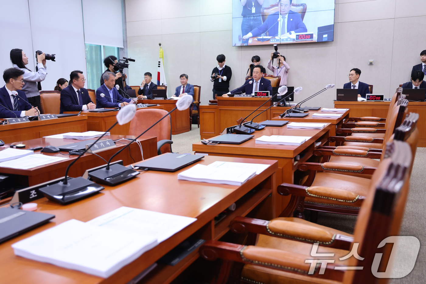 (서울=뉴스1) 신웅수 기자 = 12일 서울 여의도 국회에서 열린 농림축산식품해양수산위원회 전체회의에서 농협법 공청회에 반발해 불참한 국민의힘 의원들의 자리가 비어 있다. 2026 …