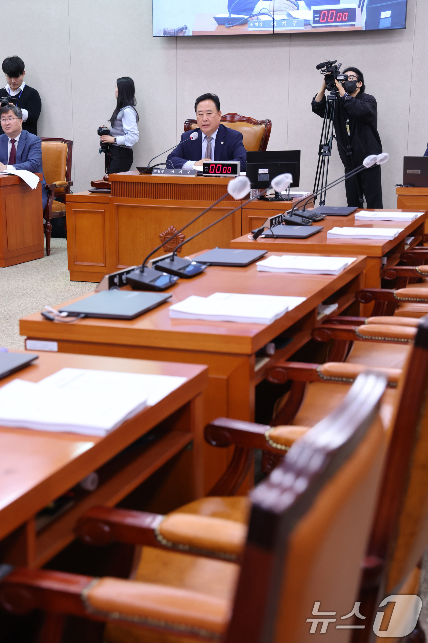 (서울=뉴스1) 신웅수 기자 = 어기구 위원장이 12일 서울 여의도 국회에서 열린 농림축산식품해양수산위원회 전체회의를 주재하는 가운데 농협법 공청회에 반발하며 불참한 국민의힘 의원 …