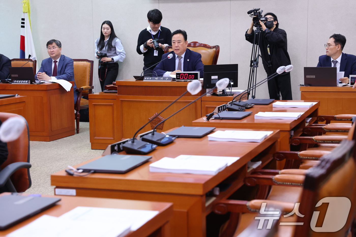 (서울=뉴스1) 신웅수 기자 = 어기구 위원장이 12일 서울 여의도 국회에서 열린 농림축산식품해양수산위원회 전체회의를 주재하는 가운데 농협법 공청회에 반발하며 불참한 국민의힘 의원 …