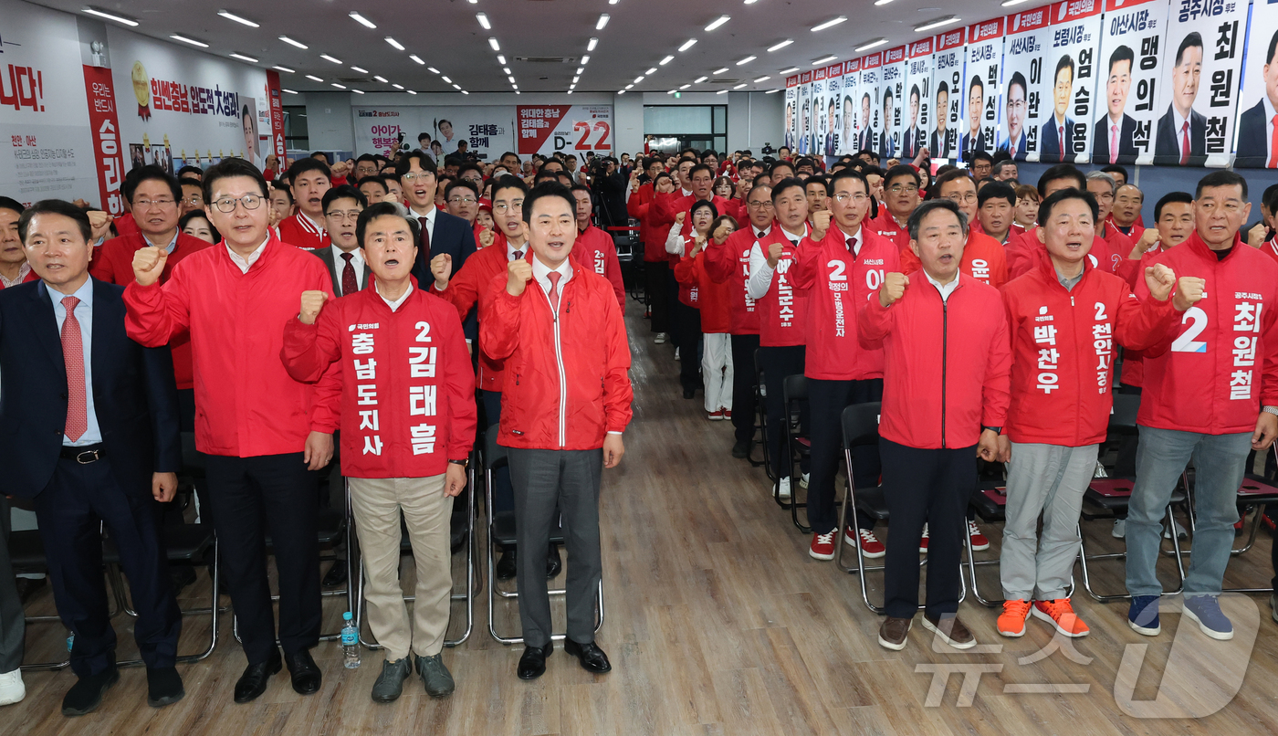 (천안=뉴스1) 김기태 기자 = 장동혁 국민의힘 대표가 12일 충남 천안 김태흠 충남지사 후보 선거사무소에서 열린 제9회 전국동시지방선거 국민의힘 충남도당 당직자 회의 및 필승결의 …