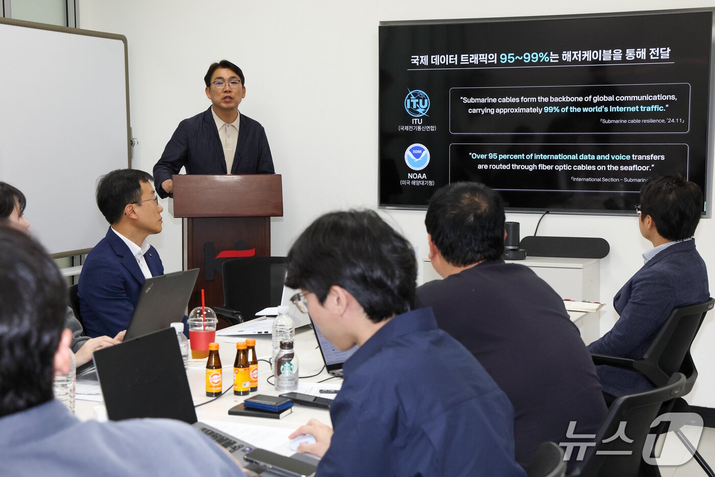 본문 이미지 - 김인준 KT 국제통신운용센터 센터장이 KT 부산국제통신센터의 역사, 주요 역할과 중요성에 대해 설명하고 있다. (KT 제공)