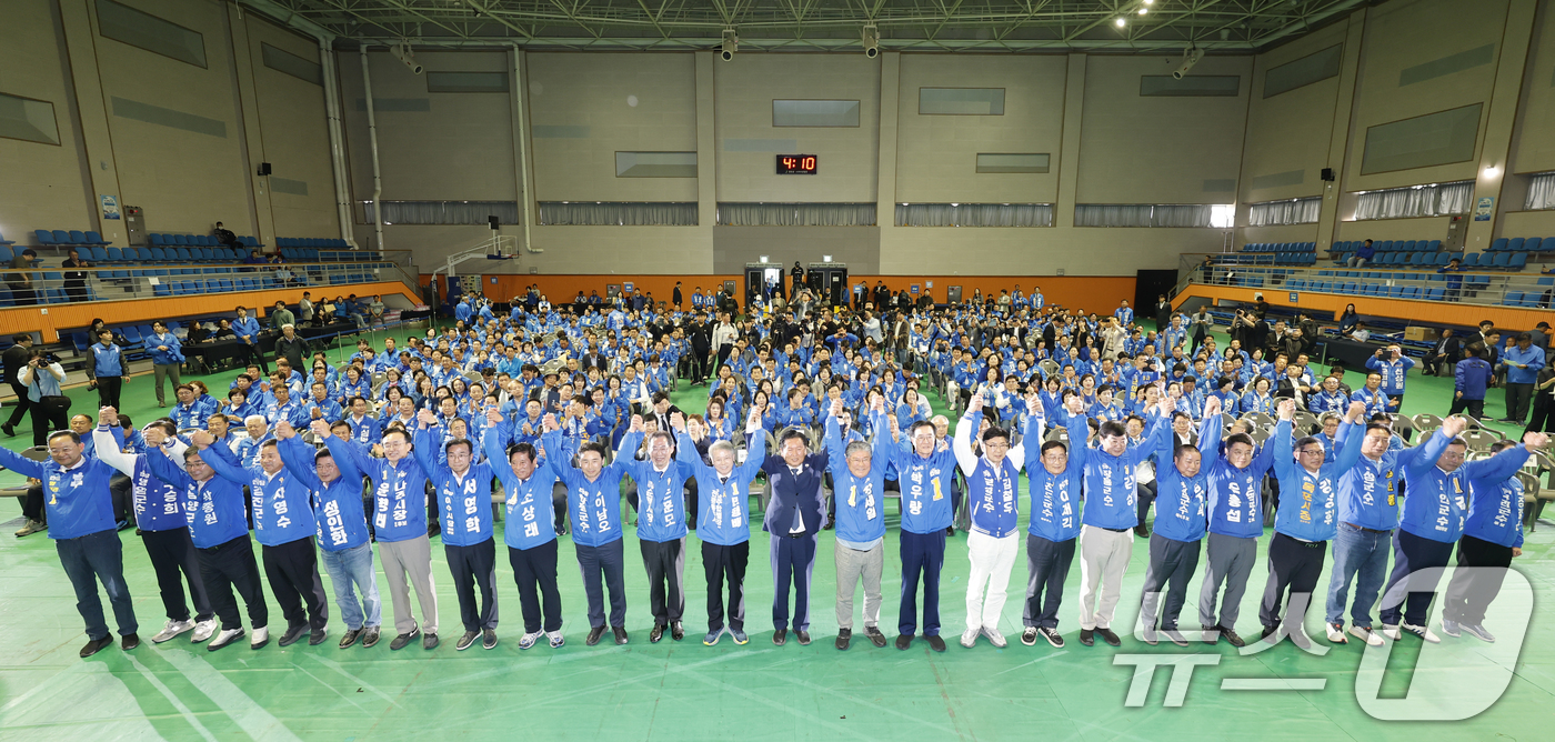 (강진=뉴스1) 김태성 기자 = 정청래 더불어민주당 대표가 12일 전남 강진 제2실내체육관에서 열린 제9회 전국동시지방선거 더불어민주당 전남광주전북 공천자대회에서 전남 기초단체장 …