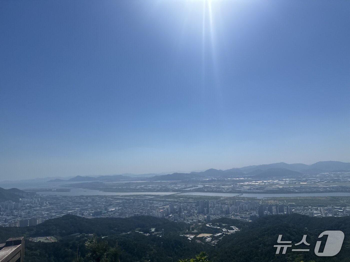 본문 이미지 - '부산50k' 코스 중 백양산 정상 일대에서 바라본 부산 전경. /뉴스1 이상휼 기자