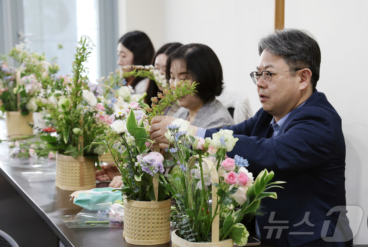 (세종=뉴스1) = 김성훈 인사혁신처 차장이 12일 세종시 정부세종청사에서 열린  공무원 건강주간 행사에서 플라워테라피 프로그램에 참여하고 있다.(인사혁신처 제공. 재판매 및 DB …