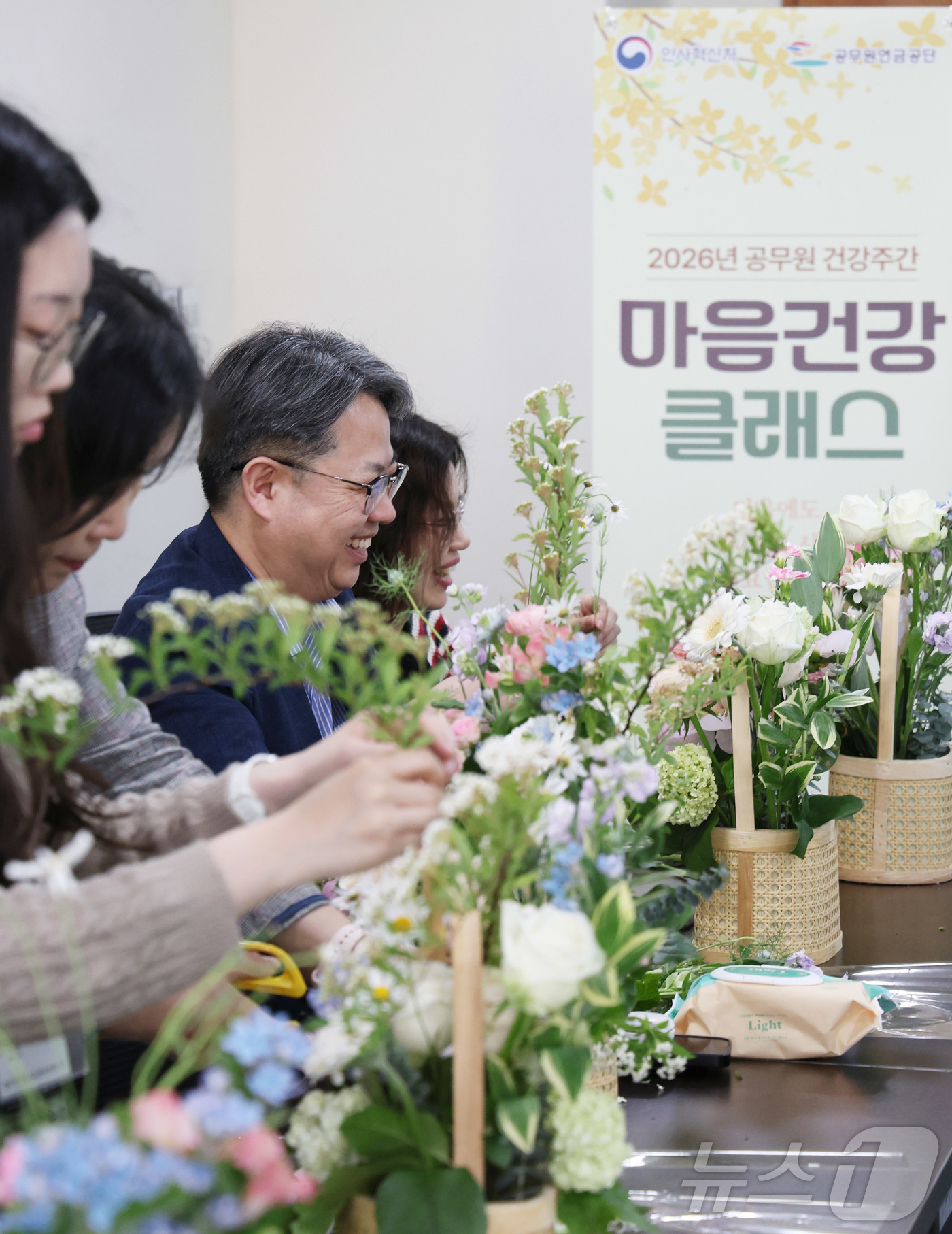 (세종=뉴스1) = 김성훈 인사혁신처 차장이 12일 세종시 정부세종청사에서 열린  공무원 건강주간 행사에서 플라워테라피 프로그램에 참여하고 있다.(인사혁신처 제공. 재판매 및 DB …