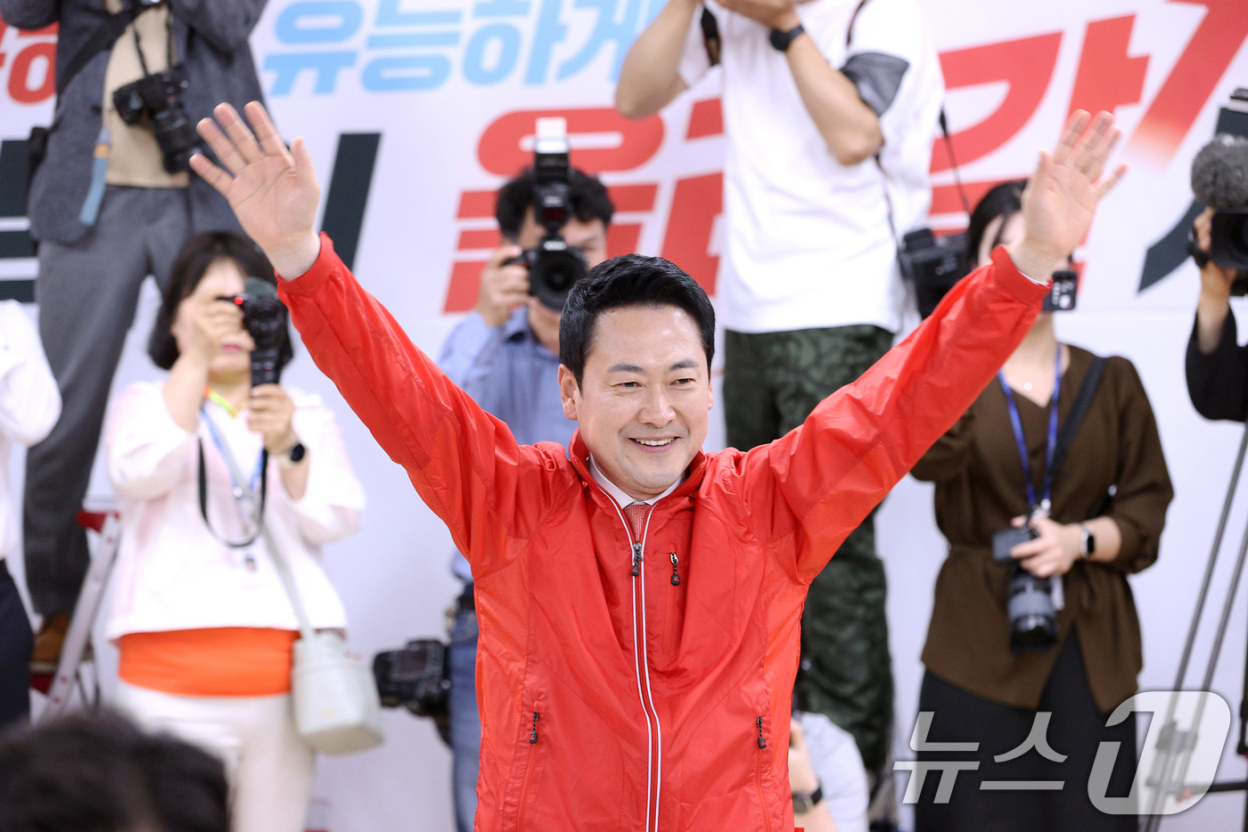 (대구=뉴스1) 공정식 기자 = 장동혁 국민의힘 대표가 12일 오후 대구 수성구 국힘 당사에서 열린 경북도당 선거대책위원회 발대식에 참석해 손을 흔들며 인사하고 있다. 2026.5 …