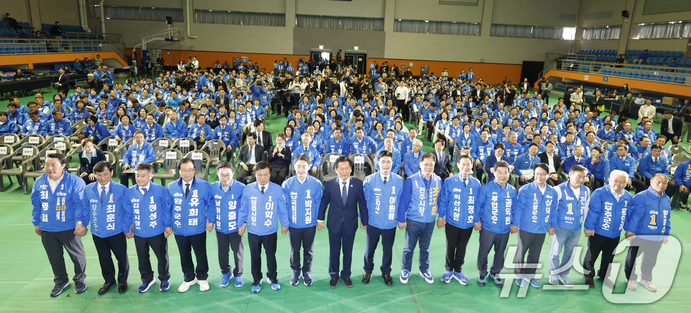 (강진=뉴스1) 김태성 기자 = 정청래 더불어민주당 대표가 12일 전남 강진 제2실내체육관에서 열린 제9회 전국동시지방선거 더불어민주당 전남광주전북 공천자대회에서 전북 기초단체장 …