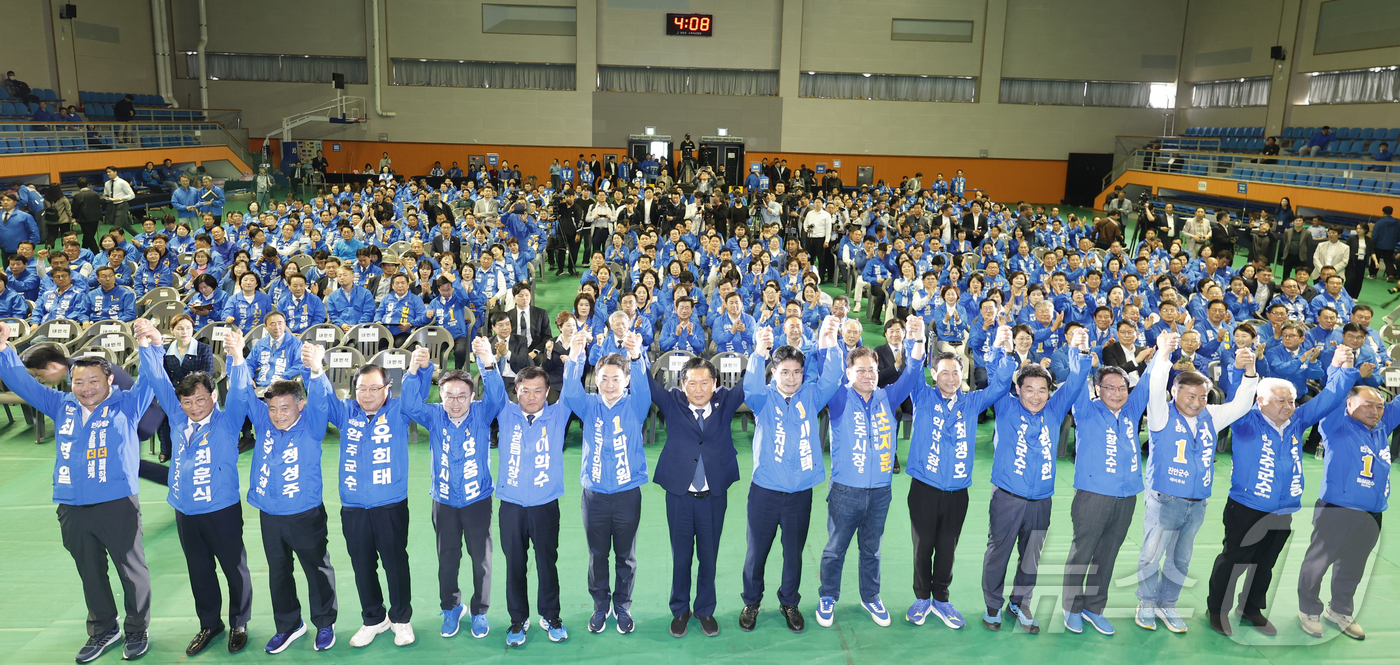 (강진=뉴스1) 김태성 기자 = 정청래 더불어민주당 대표가 12일 전남 강진 제2실내체육관에서 열린 제9회 전국동시지방선거 더불어민주당 전남광주전북 공천자대회에서 전북 기초단체장 …