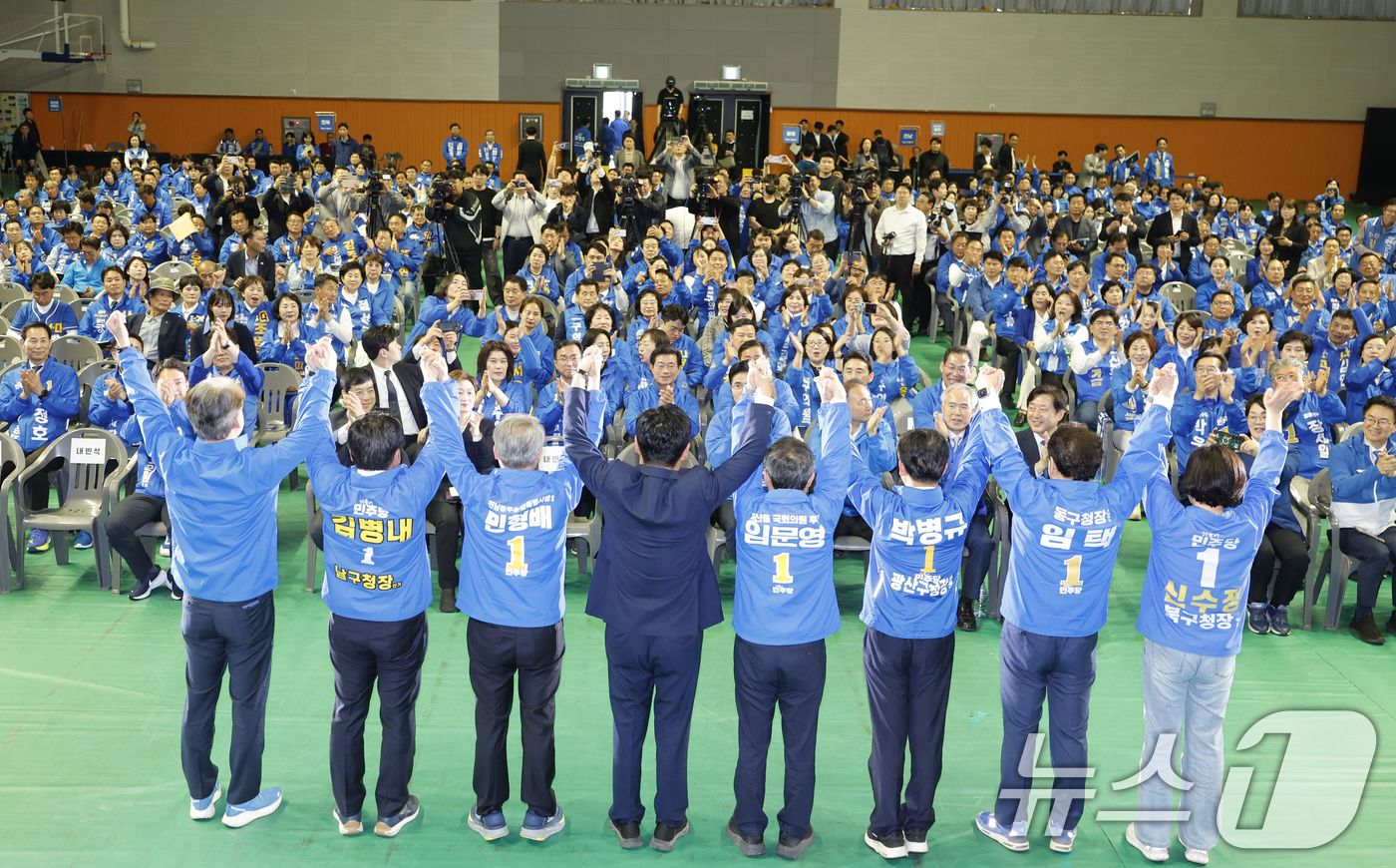 (강진=뉴스1) 김태성 기자 = 정청래 더불어민주당 대표가 12일 전남 강진 제2실내체육관에서 열린 제9회 전국동시지방선거 더불어민주당 전남광주전북 공천자대회에서 전남 기초단체장 …