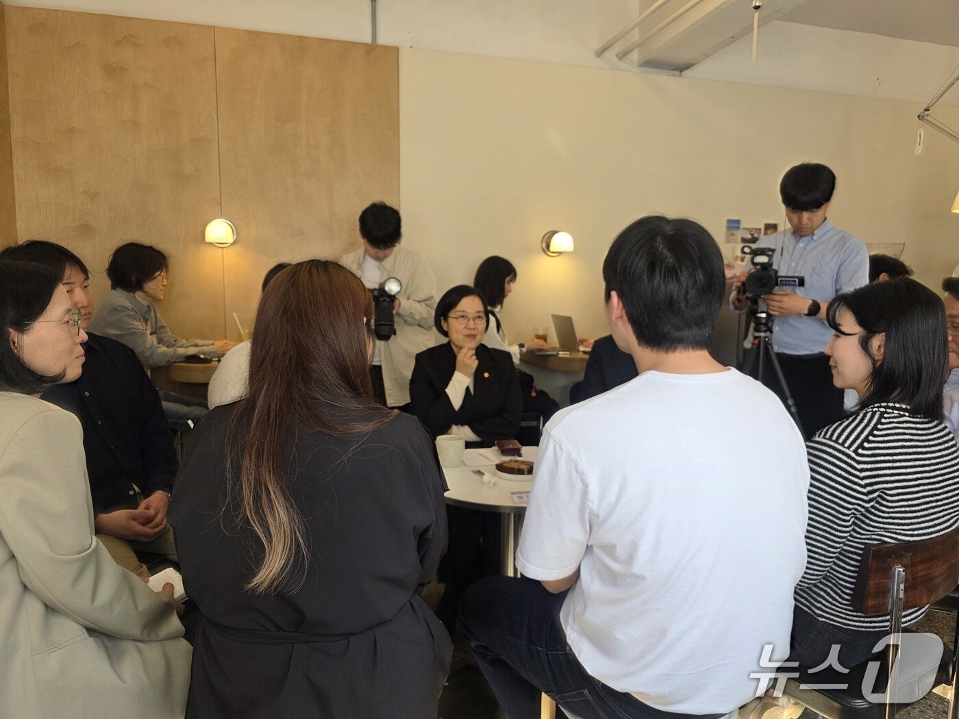 본문 이미지 - 12일 여성 청년 소상공인과 출산 육아에 대한 간담회를 진행하고 있는 한성숙 중소벤처기업부 장관. ⓒ 뉴스1  이재상 기자 