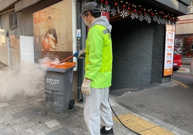 "여름철 악취 예방"…성동구, 음식점 음식물쓰레기통 세척 지원