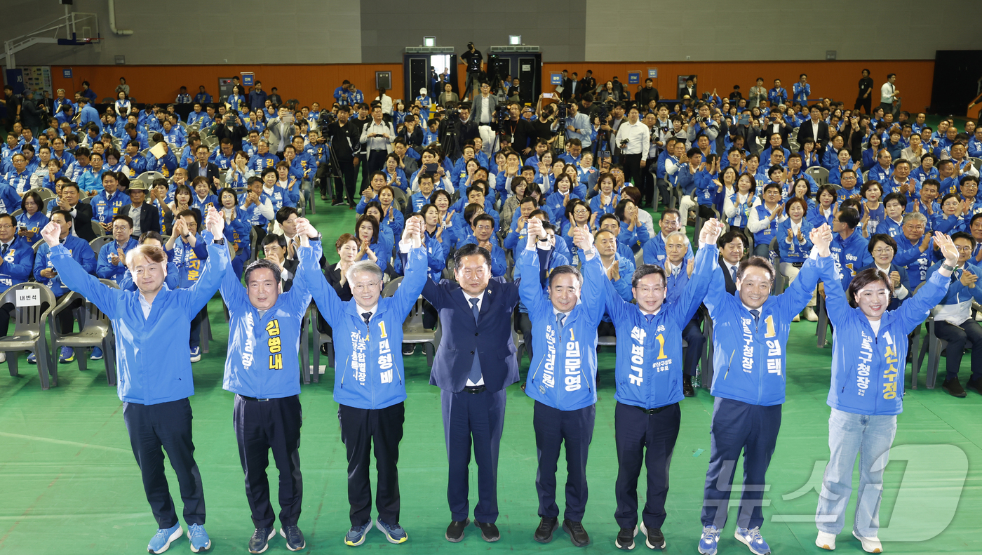 (강진=뉴스1) 김태성 기자 = 정청래 더불어민주당 대표가 12일 전남 강진 제2실내체육관에서 열린 제9회 전국동시지방선거 더불어민주당 전남광주전북 공천자대회에서 전남 기초단체장 …