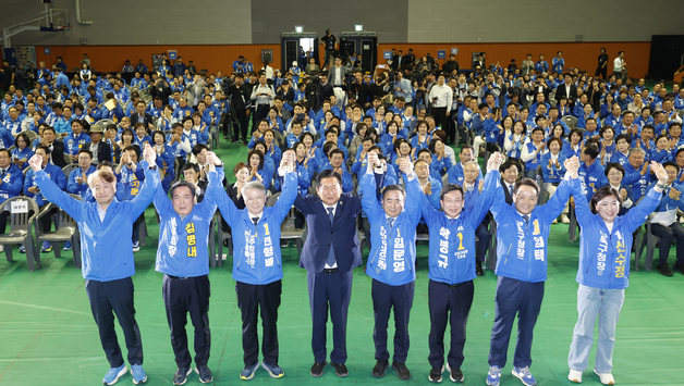 광주지역 후보들과 만세 부르는 정청래 대표