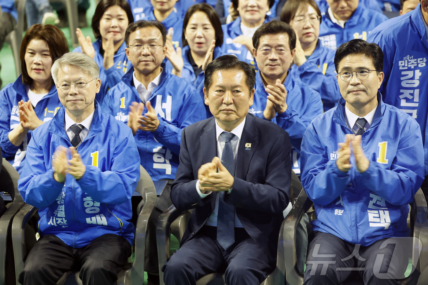 (강진=뉴스1) 김태성 기자 = 정청래 더불어민주당 대표가 12일 전남 강진 제2실내체육관에서 열린 제9회 전국동시지방선거 더불어민주당 전남광주전북 공천자대회에서 민형배 전남광주특 …
