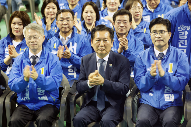 박수치는 민형배, 정청래, 이원택