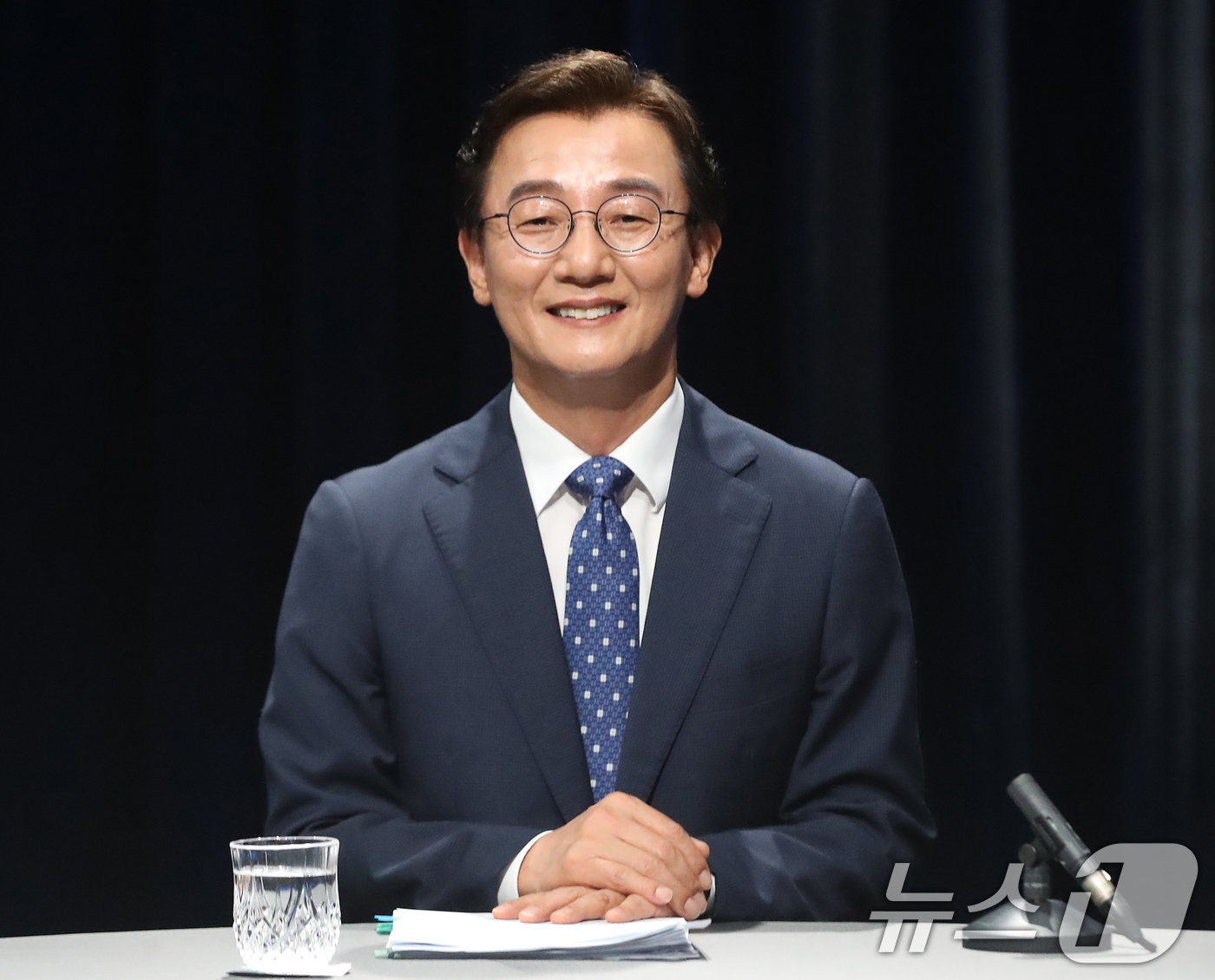 (부산=뉴스1) 윤일지 기자 = 전재수 더불어민주당 부산시장 후보가 12일 오후 부산 동구 부산MBC에서 열린 6·3 지방선거 부산시장 후보자 토론회에 앞서 리허설을 하고 있다. …