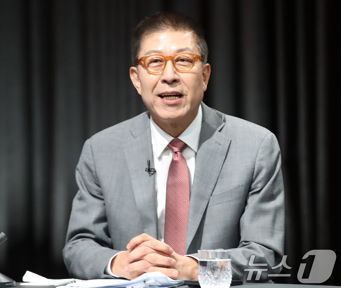 (부산=뉴스1) 윤일지 기자 = 박형준 국민의힘 부산시장 후보가 12일 오후 부산 동구 부산MBC에서 열린 6·3 지방선거 부산시장 후보자 토론회에 앞서 리허설을 하고 있다. 20 …