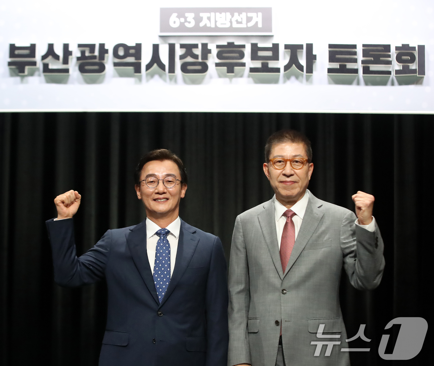 (부산=뉴스1) 윤일지 기자 = 전재수 더불어민주당 부산시장 후보와 박형준 국민의힘 부산시장 후보가 12일 오후 부산 동구 부산MBC에서 열린 6·3 지방선거 부산시장 후보자 토론 …