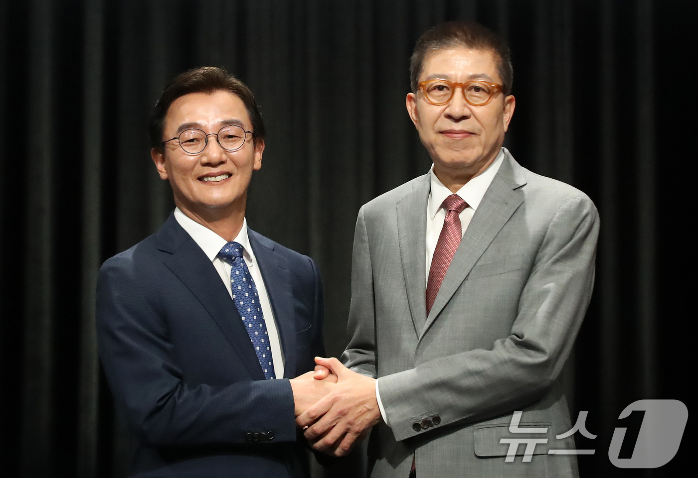 (부산=뉴스1) 윤일지 기자 = 전재수 더불어민주당 부산시장 후보와 박형준 국민의힘 부산시장 후보가 12일 오후 부산 동구 부산MBC에서 열린 6·3 지방선거 부산시장 후보자 토론 …