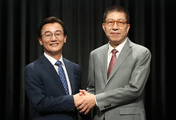 부산시장 후보 첫 TV토론회 참석한 전재수·박형준
