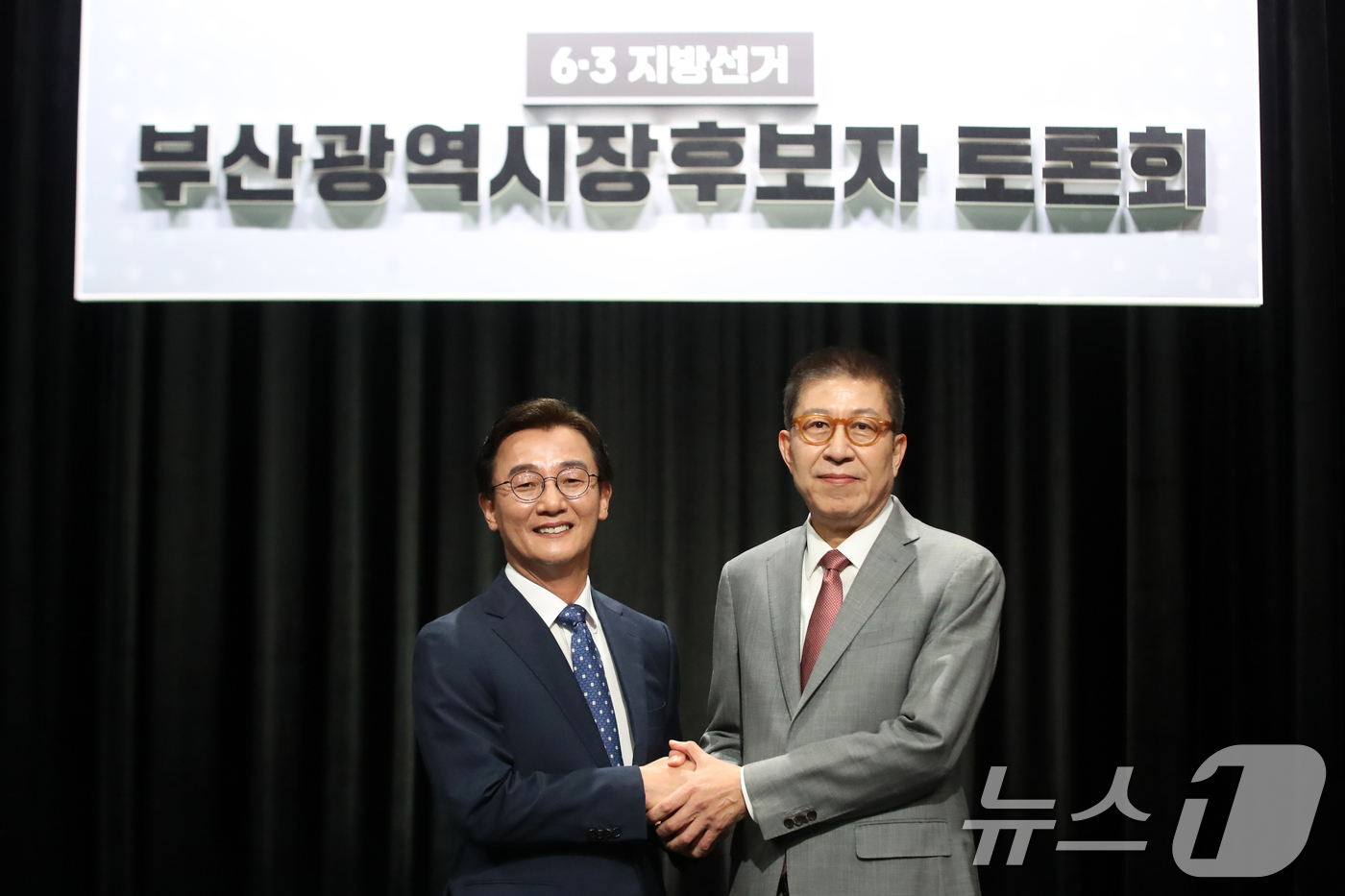 (부산=뉴스1) 윤일지 기자 = 전재수 더불어민주당 부산시장 후보와 박형준 국민의힘 부산시장 후보가 12일 오후 부산 동구 부산MBC에서 열린 6·3 지방선거 부산시장 후보자 토론 …