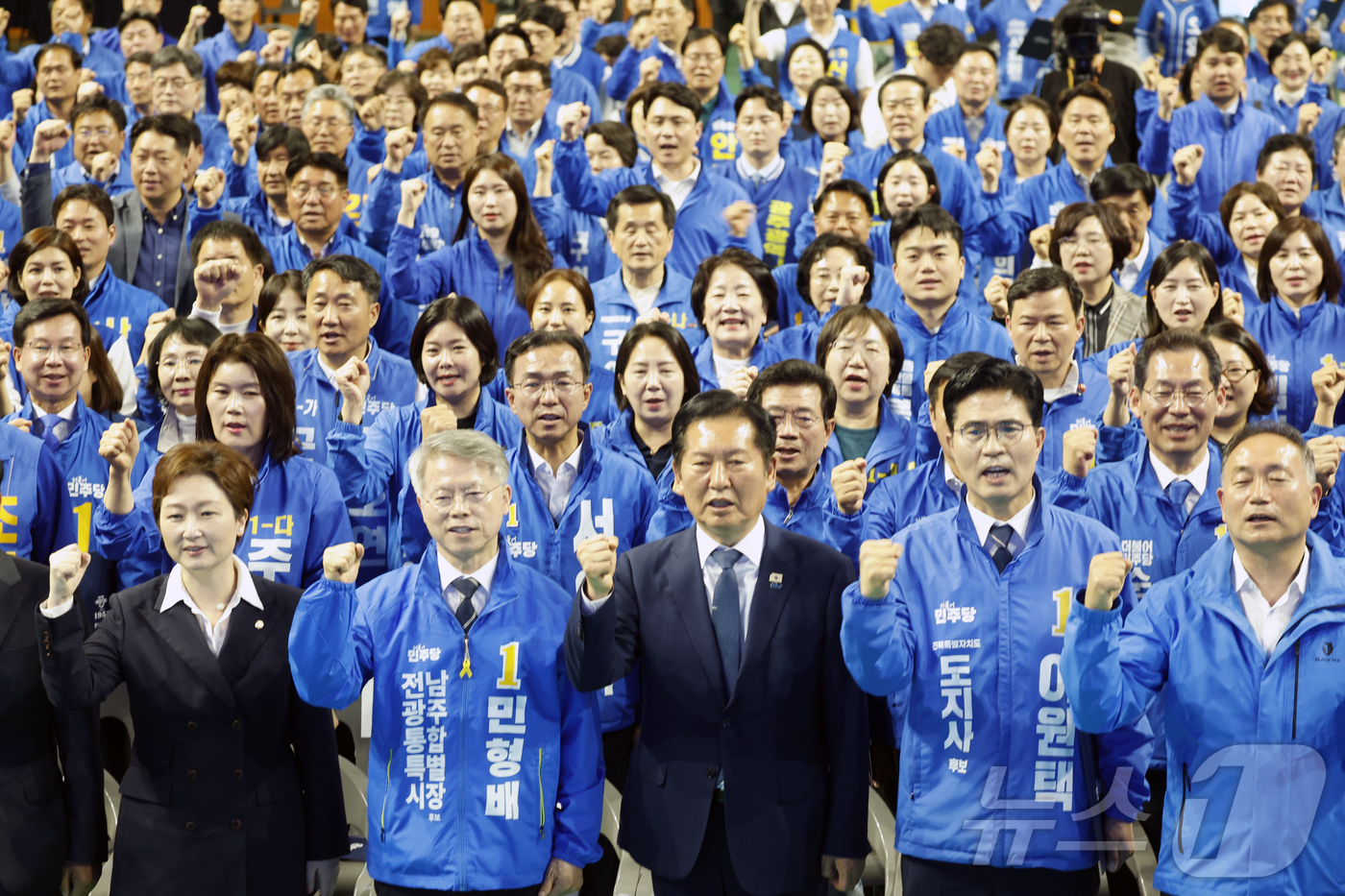 (강진=뉴스1) 김태성 기자 = 정청래 더불어민주당 대표가 12일 전남 강진 제2실내체육관에서 열린 제9회 전국동시지방선거 더불어민주당 전남광주전북 공천자대회에서 민형배 전남광주특 …
