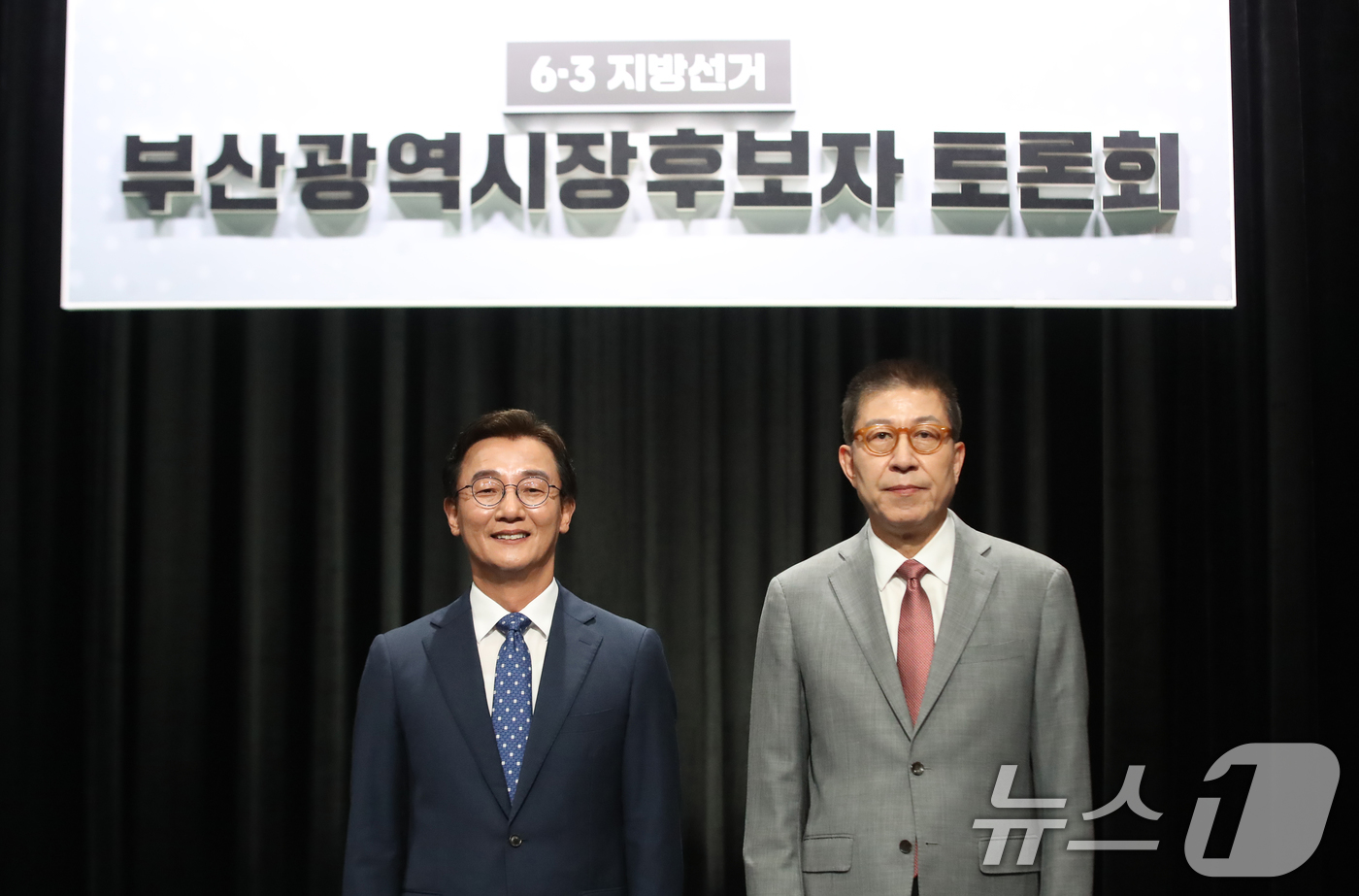 (부산=뉴스1) 윤일지 기자 = 전재수 더불어민주당 부산시장 후보와 박형준 국민의힘 부산시장 후보가 12일 오후 부산 동구 부산MBC에서 열린 6·3 지방선거 부산시장 후보자 토론 …