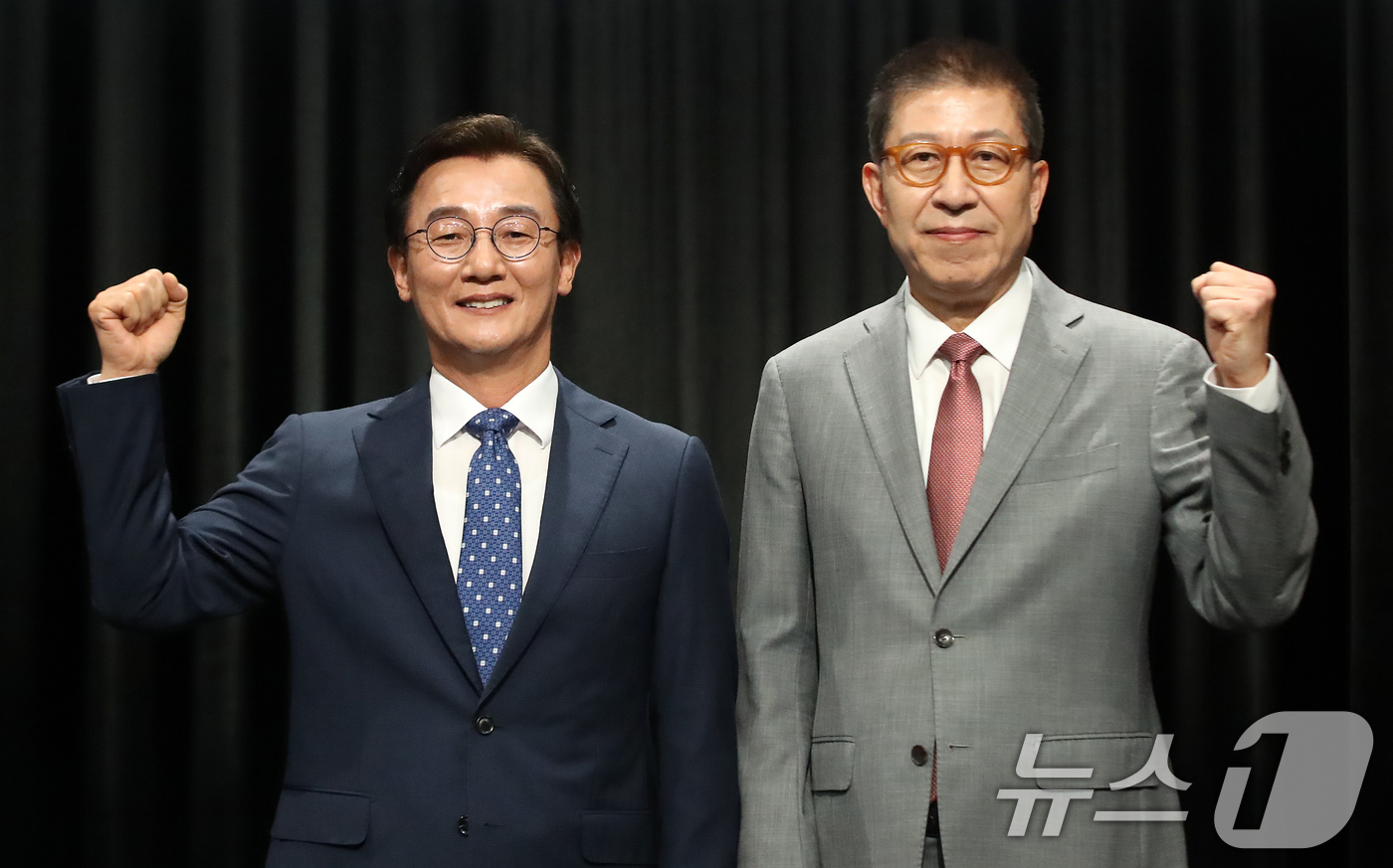 (부산=뉴스1) 윤일지 기자 = 전재수 더불어민주당 부산시장 후보와 박형준 국민의힘 부산시장 후보가 12일 오후 부산 동구 부산MBC에서 열린 6·3 지방선거 부산시장 후보자 토론 …
