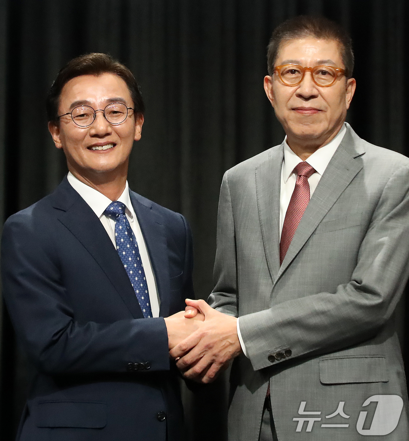 (부산=뉴스1) 윤일지 기자 = 전재수 더불어민주당 부산시장 후보와 박형준 국민의힘 부산시장 후보가 12일 오후 부산 동구 부산MBC에서 열린 6·3 지방선거 부산시장 후보자 토론 …
