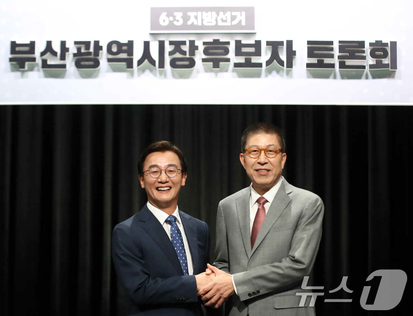 (부산=뉴스1) 윤일지 기자 = 전재수 더불어민주당 부산시장 후보와 박형준 국민의힘 부산시장 후보가 12일 오후 부산 동구 부산MBC에서 열린 6·3 지방선거 부산시장 후보자 토론 …