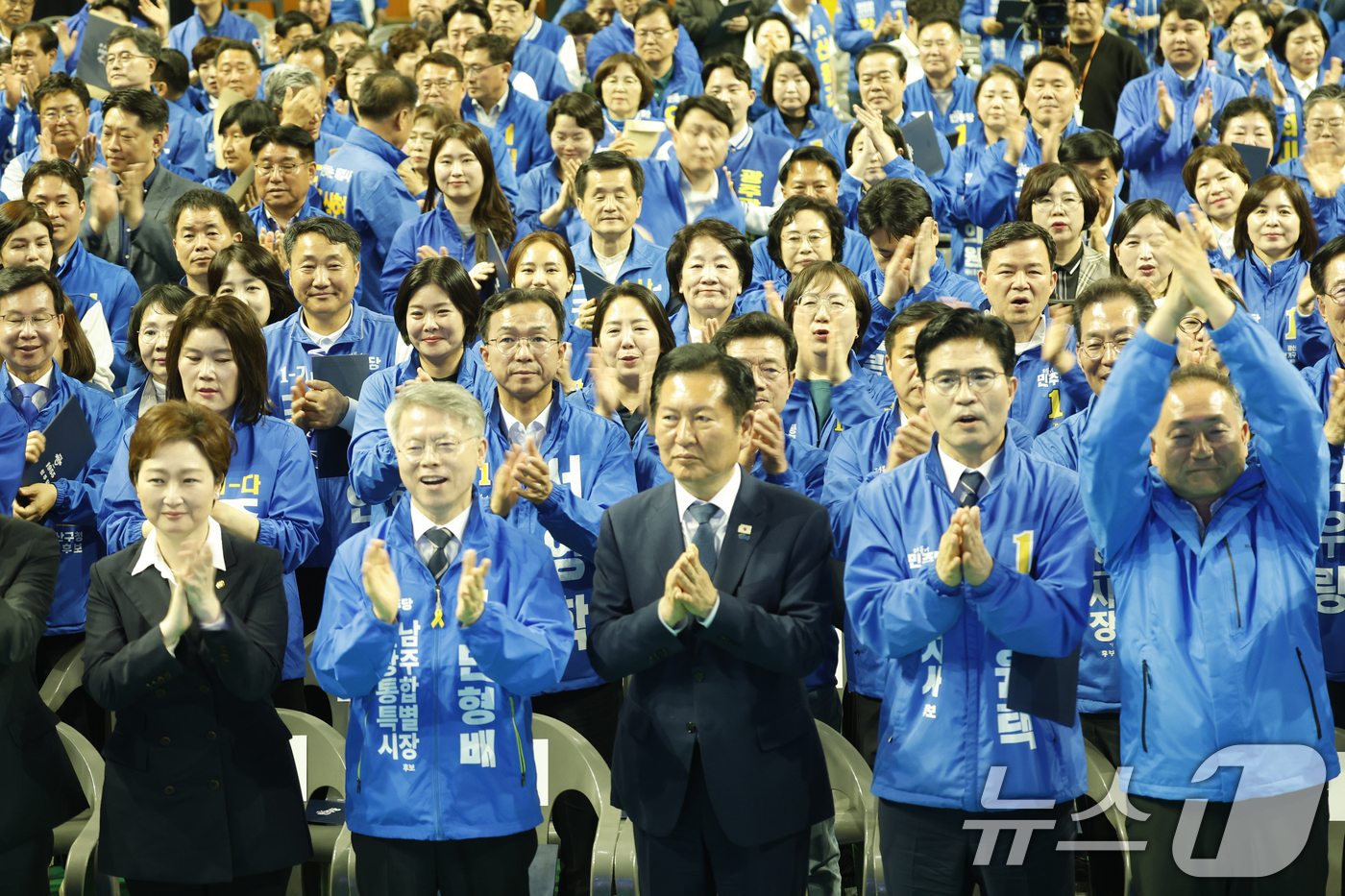 (강진=뉴스1) 김태성 기자 = 정청래 더불어민주당 대표가 12일 전남 강진 제2실내체육관에서 열린 제9회 전국동시지방선거 더불어민주당 전남광주전북 공천자대회에서 민형배 전남광주특 …