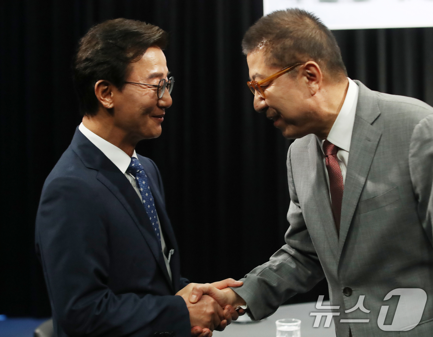 (부산=뉴스1) 윤일지 기자 = 전재수 더불어민주당 부산시장 후보와 박형준 국민의힘 부산시장 후보가 12일 오후 부산 동구 부산MBC에서 열린 6·3 지방선거 부산시장 후보자 토론 …
