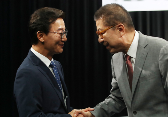 악수하는 전재수·박형준 부산시장 후보