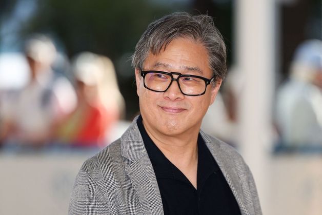 '韓 최초 심사위원장' 박찬욱 감독, 칸 영화제 일정 시작…해맑은 미소