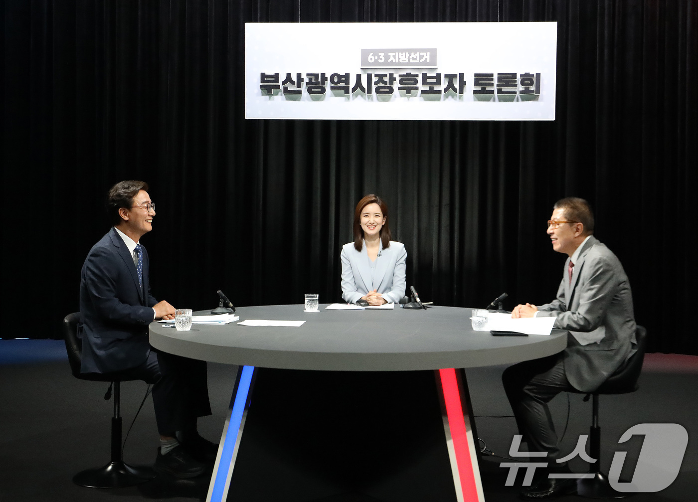 (부산=뉴스1) 윤일지 기자 = 전재수 더불어민주당 부산시장 후보와 박형준 국민의힘 부산시장 후보가 12일 오후 부산 동구 부산MBC에서 열린 6·3 지방선거 부산시장 후보자 토론 …