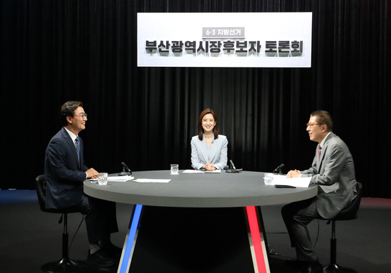 부산시장 후보 첫 TV토론회 참석한 전재수·박형준