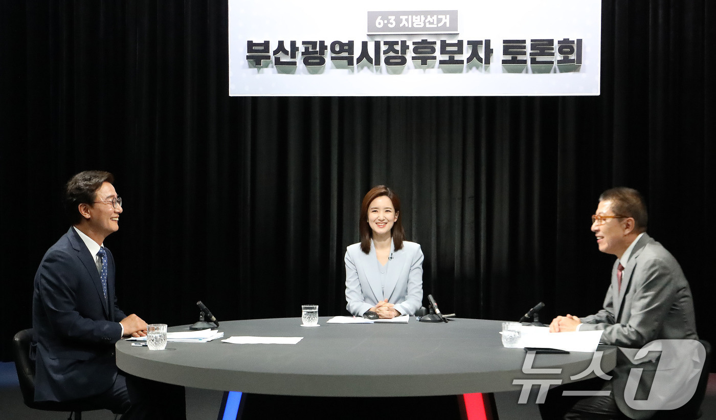 (부산=뉴스1) 윤일지 기자 = 전재수 더불어민주당 부산시장 후보와 박형준 국민의힘 부산시장 후보가 12일 오후 부산 동구 부산MBC에서 열린 6·3 지방선거 부산시장 후보자 토론 …