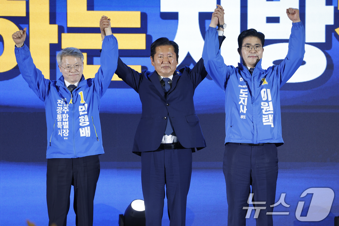 (강진=뉴스1) 김태성 기자 = 정청래 더불어민주당 대표가 12일 전남 강진 제2실내체육관에서 열린 제9회 전국동시지방선거 더불어민주당 전남광주전북 공천자대회에서 민형배 전남광주특 …